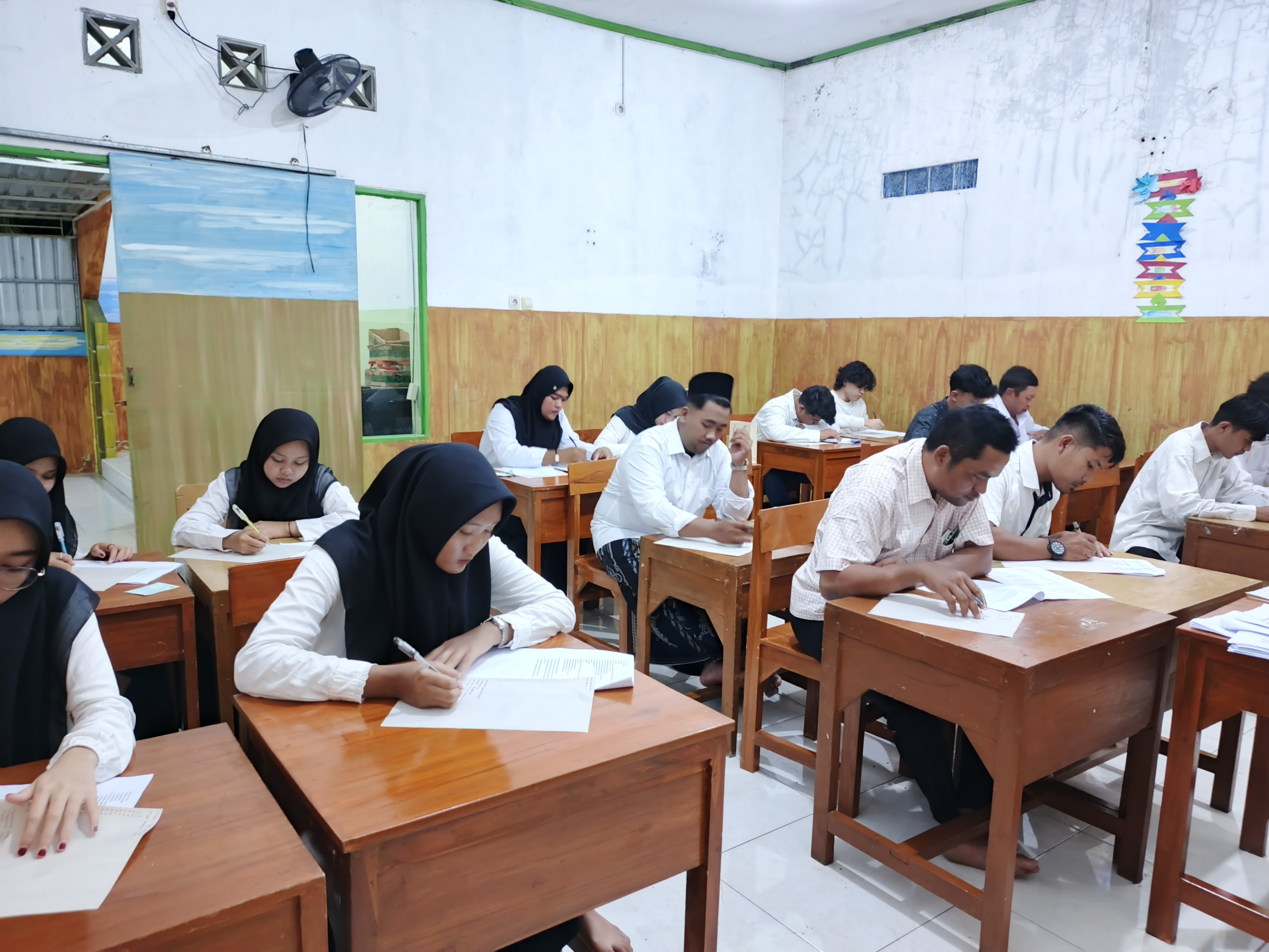Semangat Belajar Tinggi, Ujian Paket C Sukses Digelar di PKBM Intan Prima Mandiri